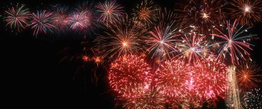 Bokeh özgeçmişi olan renkli bir havai fişek. Yeni yıl kutlaması, soyut tatil geçmişi