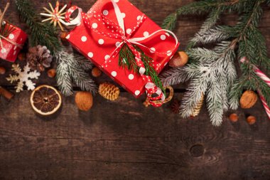 Saten kurdeleyle paketlenmiş bir hediye kutusu. Mutlu Noeller..