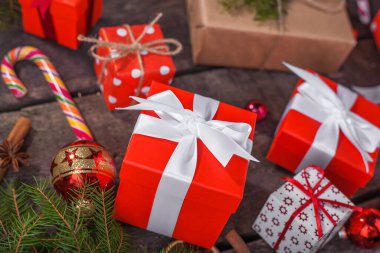 Saten kurdeleyle paketlenmiş bir hediye kutusu. Mutlu Noeller..