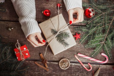 Saten kurdeleyle paketlenmiş bir hediye kutusu. Mutlu Noeller..