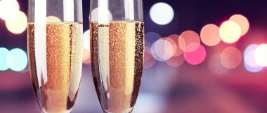 Şampanya kadehleri su sıçraması, kutlama temalı.