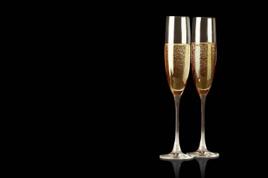 Şampanya kadehleri su sıçraması, kutlama temalı.