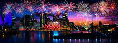 Bokeh özgeçmişi olan renkli bir havai fişek. Yeni yıl kutlaması, soyut tatil geçmişi