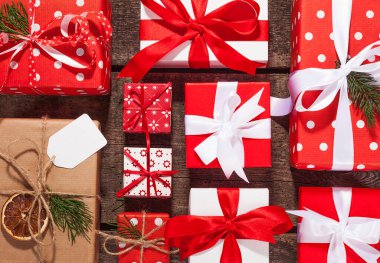 Saten kurdeleyle paketlenmiş bir hediye kutusu. Mutlu Noeller..