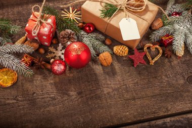 Saten kurdeleyle paketlenmiş bir hediye kutusu. Mutlu Noeller..