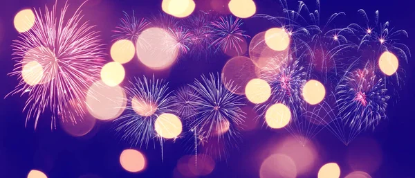 Színes Tűzijáték Bokeh Háttérrel Újévi Ünneplés Absztrakt Nyaralás Háttér — Stock Fotó