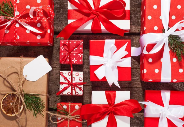 Saten kurdeleyle paketlenmiş bir hediye kutusu. Mutlu Noeller..