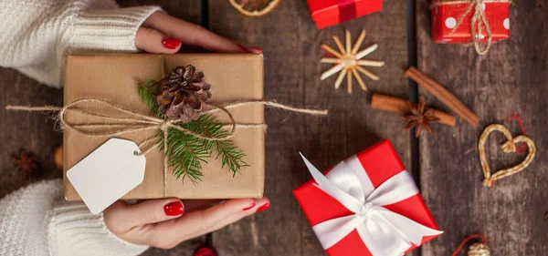 Caixa Presente Papel Embrulho Com Fita Cetim Feliz Natal Feriado — Fotografia de Stock