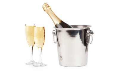 Şampanya kadehleri su sıçraması, kutlama temalı.