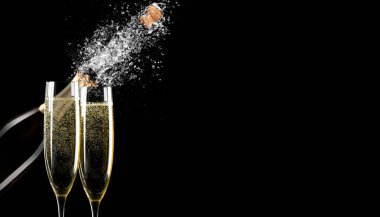 Şampanya kadehleri su sıçraması, kutlama temalı.