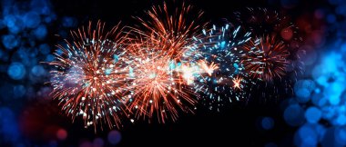 Bokeh özgeçmişi olan renkli bir havai fişek. Yeni yıl kutlaması, soyut tatil geçmişi