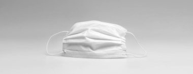 Ağız ve burnu kapamak için tipik cerrahi maske. Koronavirüse karşı koruma kavramı.