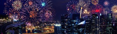Bokeh özgeçmişi olan renkli bir havai fişek. Yeni yıl kutlaması, soyut tatil geçmişi