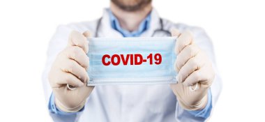 Ağız ve burnu kapamak için tipik cerrahi maske. Koronavirüse karşı koruma kavramı.