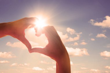 Aşk dolu kalp şeklinde eller.