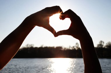 Aşk dolu kalp şeklinde eller.