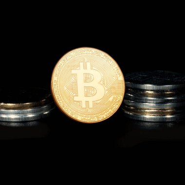 Kripto para birimi konsepti. Bitcoin döviz kurlarındaki eğilimler. Bitcoin 'in yükselişi ve düşüşü.