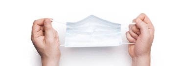 Ağız ve burnu kapamak için tipik cerrahi maske. Koronavirüse karşı koruma kavramı.