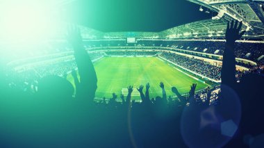 Futbol stadyumu, parlak ışıklar, saha manzarası. Futbol konsepti