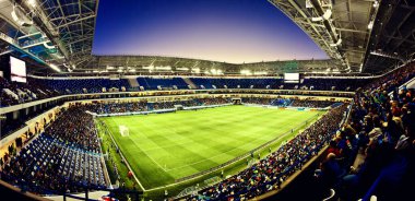 Futbol stadyumu, parlak ışıklar, saha manzarası. Futbol konsepti