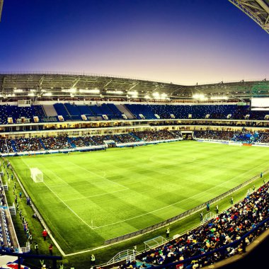 Futbol stadyumu, parlak ışıklar, saha manzarası. Futbol konsepti