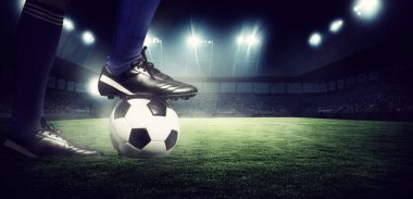 Futbol stadyumu, parlak ışıklar, saha manzarası. Futbol konsepti