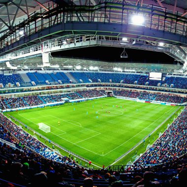 Futbol stadyumu, parlak ışıklar, saha manzarası. Futbol konsepti