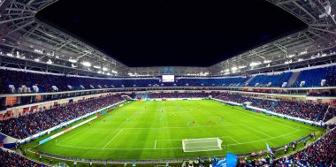 Futbol stadyumu, parlak ışıklar, saha manzarası. Futbol konsepti