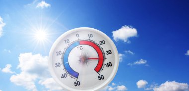 Merkür termometresi. Yaz sıcağı veya küresel ısınma iklim değişikliği kavramı.