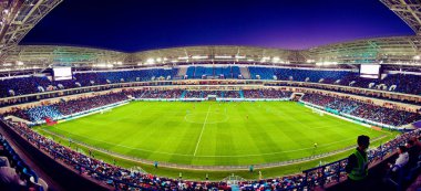 Futbol stadyumu, parlak ışıklar, saha manzarası. Futbol konsepti