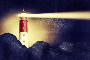 Deniz feneri ve gökyüzü ile güzel bir deniz manzarası