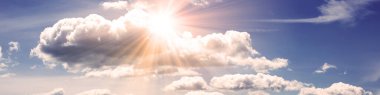 Güneşli bir günde bulutlu panoramik gökyüzü.
