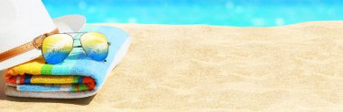 Yaz tatili kavramı. Okyanus plajı ve palmiyeli güneş gözlükleri..