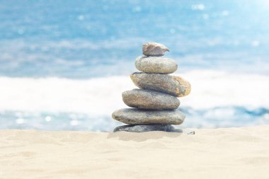 Denge ve uyum kavramı. Deniz kıyısındaki kayalar doğada.