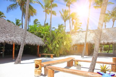 Avuçlar boş tropik kumsalda.