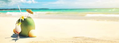 Yaz içkileriyle birlikte kumsalda. Tatil arkaplanı.