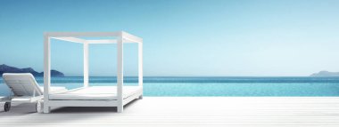 Denize yakın kumsalda ahşap şezlonglar. Tatil arkaplanı.