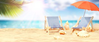 Denize yakın kumsalda ahşap şezlonglar. Tatil arkaplanı.