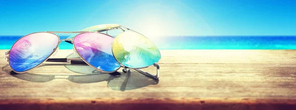 Concepto Vacaciones Verano Gafas Sol Con Playa Palmeras — Foto de Stock