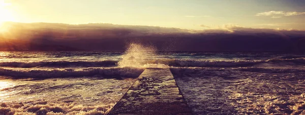 Αίσθημα Της Ελευθερίας Μεγάλα Κύματα Χτυπούν Την Προβλήτα — Φωτογραφία Αρχείου