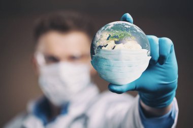 COVID-19, seyahat ve güvenli dünya konsepti, tıbbi maskeli dünya. Korunaklı Dünya gezegeni. Görüntü elementleri NASA tarafından döşenmiştir. 3d illüstrasyon
