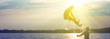 Bir yaz günü kumsalda oyun oynayan bir grup genç..