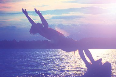 Bir yaz günü kumsalda oyun oynayan bir grup genç..