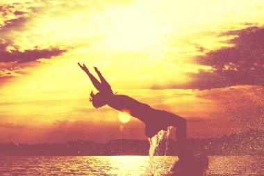 Bir yaz günü kumsalda oyun oynayan bir grup genç..