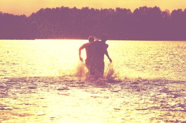 Bir yaz günü kumsalda oyun oynayan bir grup genç..