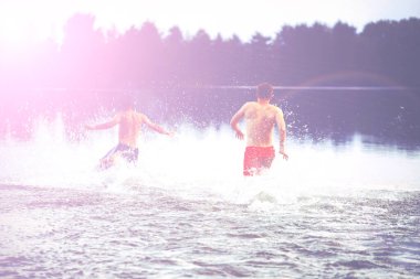 Bir yaz günü kumsalda oyun oynayan bir grup genç..