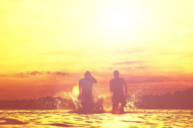 Bir yaz günü kumsalda oyun oynayan bir grup genç..