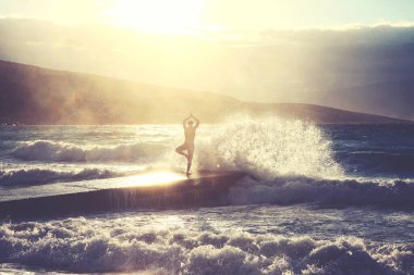 Özgürlük duygusu konsepti. Adam büyük dalgalarla denize bakan iskelede duruyor..