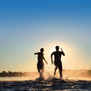 Bir yaz günü kumsalda oyun oynayan bir grup genç..