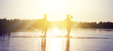 Bir yaz günü kumsalda oyun oynayan bir grup genç..